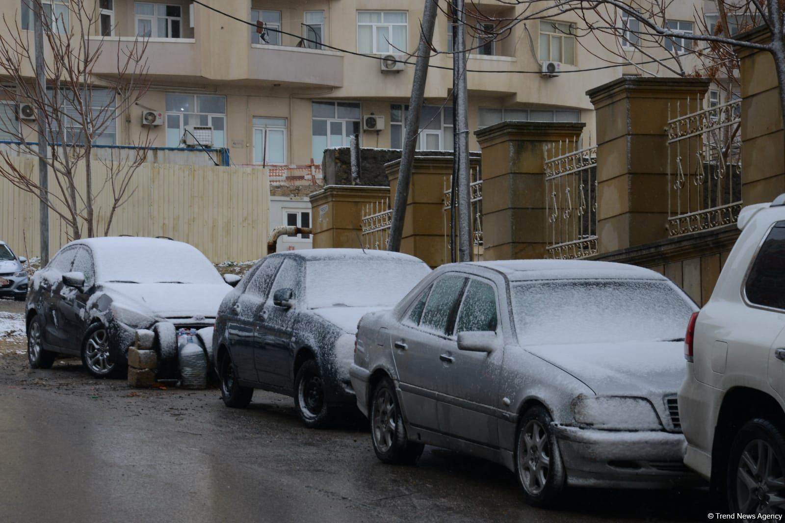 Фоторепортаж из заснеженного Баку