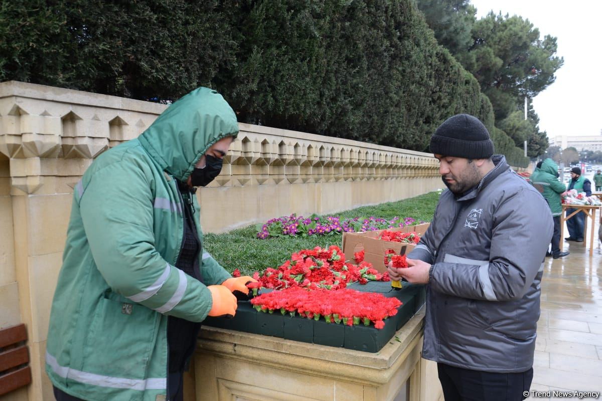 На территории Аллеи шехидов в Баку проводятся работы по благоустройству (ФОТО)