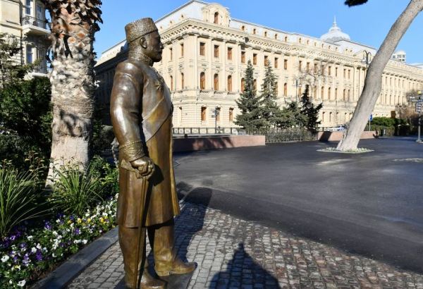 Задержаны лица, повредившие памятник Гаджи Зейналабдину Тагиеву в Баку (ФОТО)