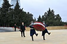 Президент Ильхам Алиев и Первая леди Мехрибан Алиева посетили Шехидляр хиябаны в связи с 32-й годовщиной трагедии 20 Января (ФОТО/ВИДЕО)