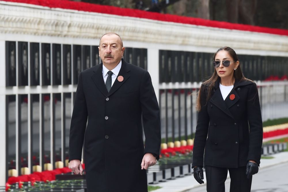 Президент Ильхам Алиев и Первая леди Мехрибан Алиева посетили Шехидляр хиябаны в связи с 32-й годовщиной трагедии 20 Января (ФОТО/ВИДЕО)