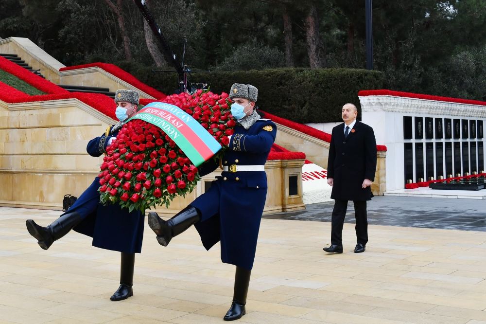 Президент Ильхам Алиев и Первая леди Мехрибан Алиева посетили Шехидляр хиябаны в связи с 32-й годовщиной трагедии 20 Января (ФОТО/ВИДЕО)