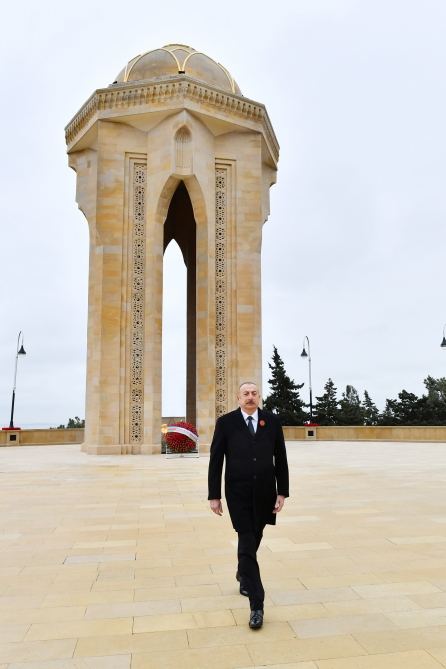 Президент Ильхам Алиев и Первая леди Мехрибан Алиева посетили Шехидляр хиябаны в связи с 32-й годовщиной трагедии 20 Января (ФОТО/ВИДЕО)