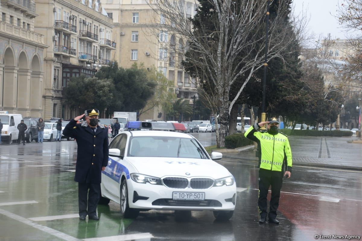 В Азербайджане почтили память шехидов 20 Января минутой молчания, приостановлено движение транспорта (ФОТО/ВИДЕО)