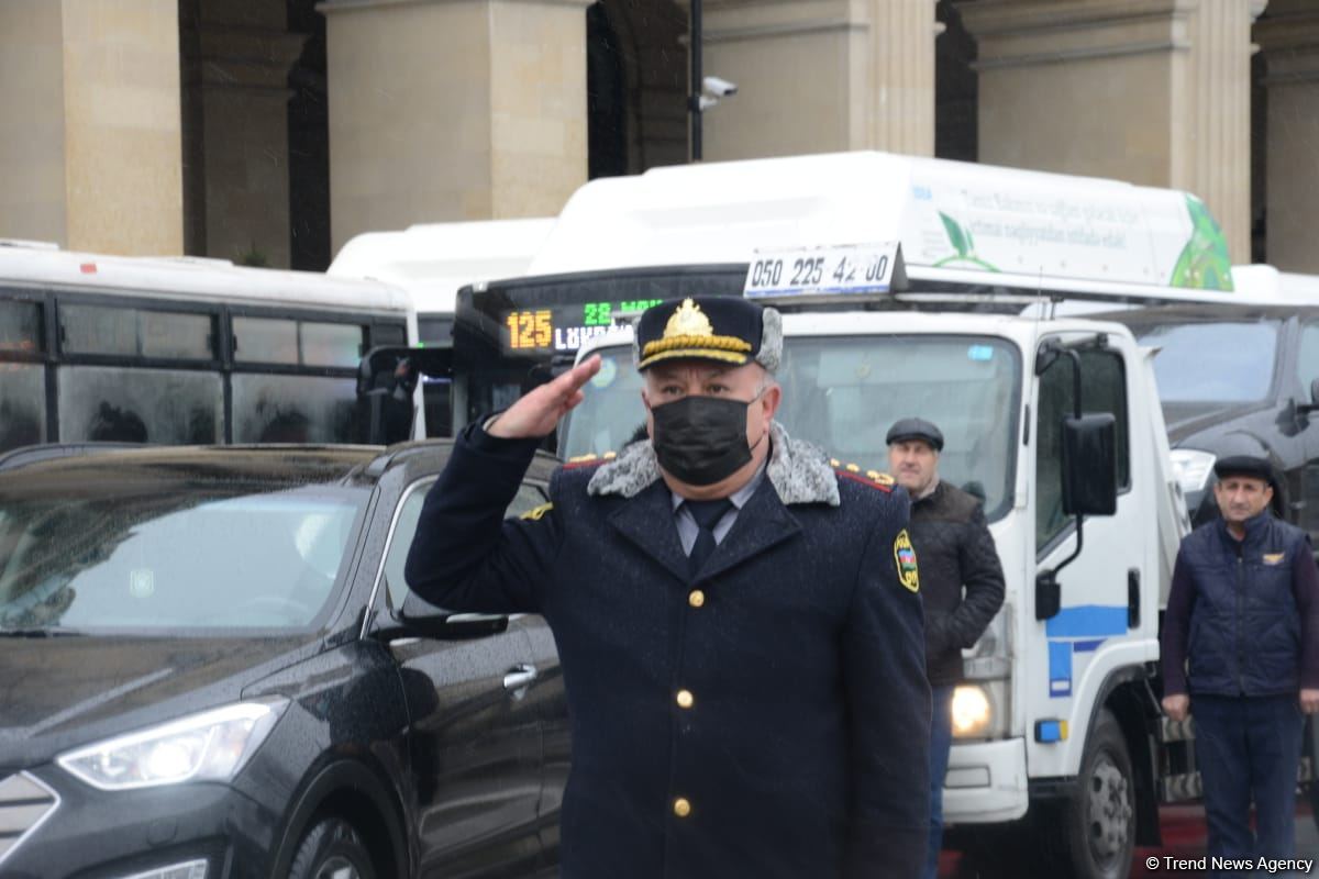 В Азербайджане почтили память шехидов 20 Января минутой молчания, приостановлено движение транспорта (ФОТО/ВИДЕО)