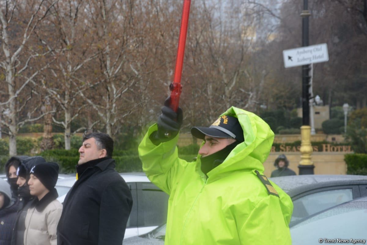 В Азербайджане почтили память шехидов 20 Января минутой молчания, приостановлено движение транспорта (ФОТО/ВИДЕО)