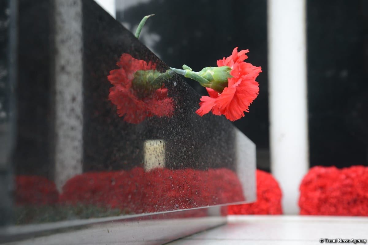 Azerbaijani people honor memory of victims of January 20 tragedy (PHOTO/VIDEO)