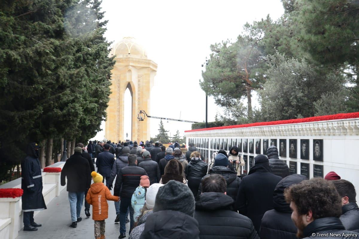 Azerbaijani people honor memory of victims of January 20 tragedy (PHOTO/VIDEO)
