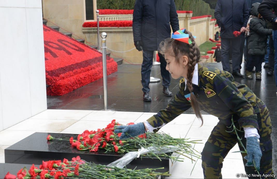 Azerbaijani people honor memory of victims of January 20 tragedy (PHOTO/VIDEO)