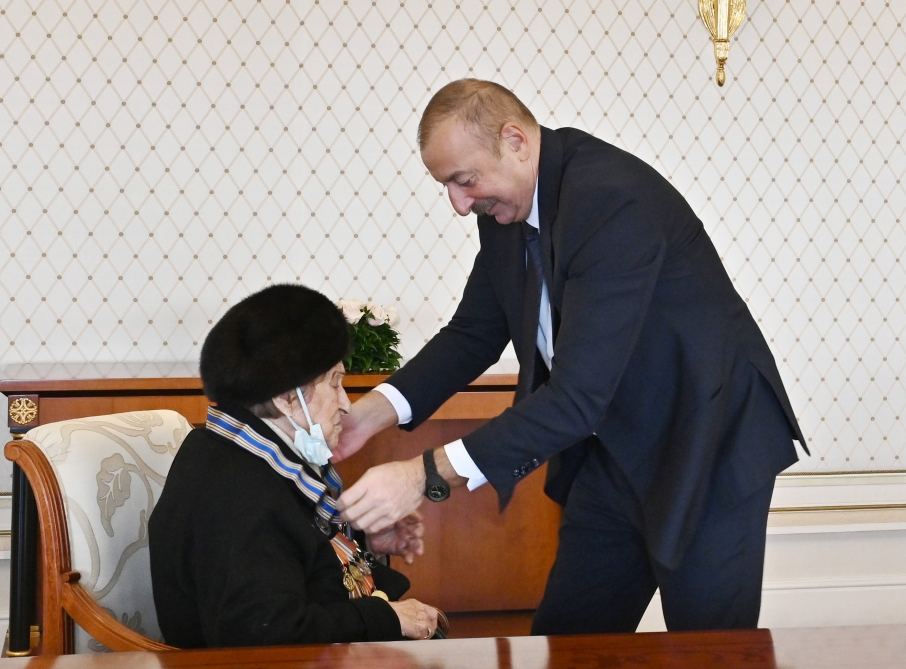 Президент Ильхам Алиев вручил председателю Организации ветеранов войны, труда и Вооруженных сил Фатме Саттаровой орден «Истиглал» (ФОТО/ВИДЕО)