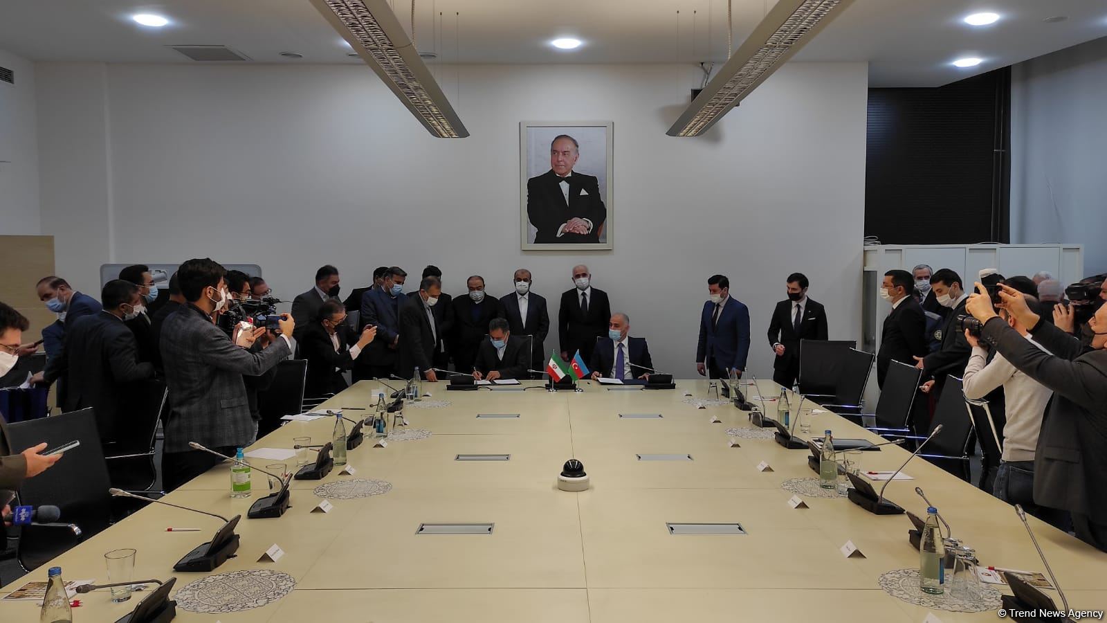 Azerbaijan, Iran sign protocol on construction of new bridge over Astarachay River (PHOTO)