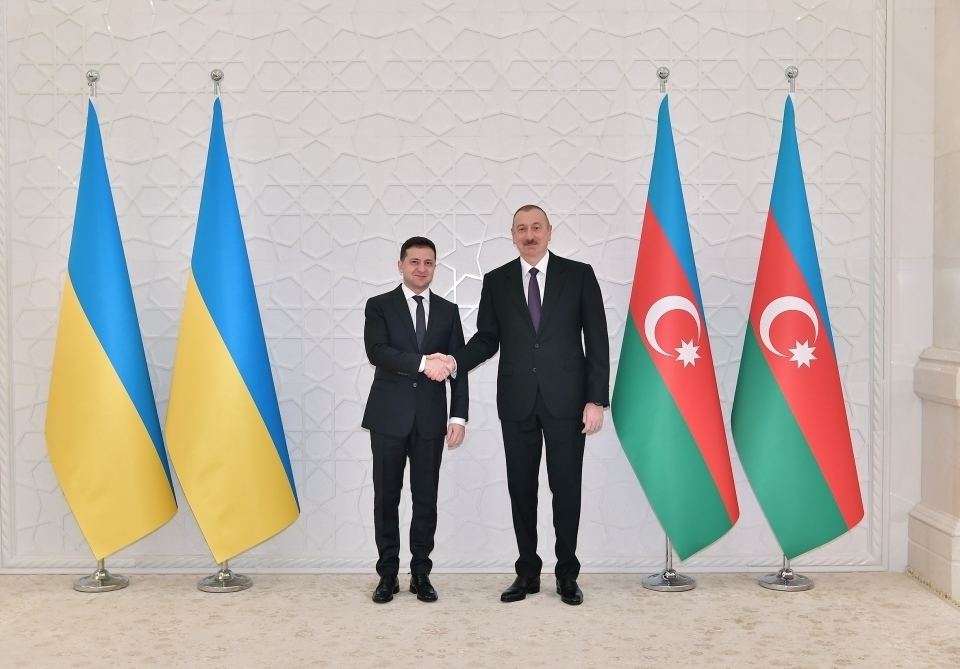 Президент Ильхам Алиев позвонил Президенту Украины Володимиру Зеленскому