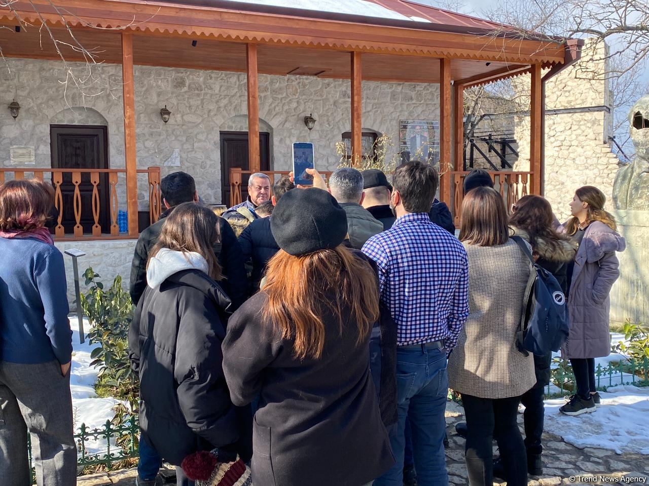 Пассажиры очередного автобусного рейса из Баку ознакомились с достопримечательностями города  Шуша (ФОТО)