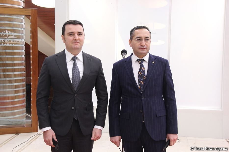 Во Дворце Гейдара Алиева открылась выставка художников, посвященная Дню молодежи (ФОТО)