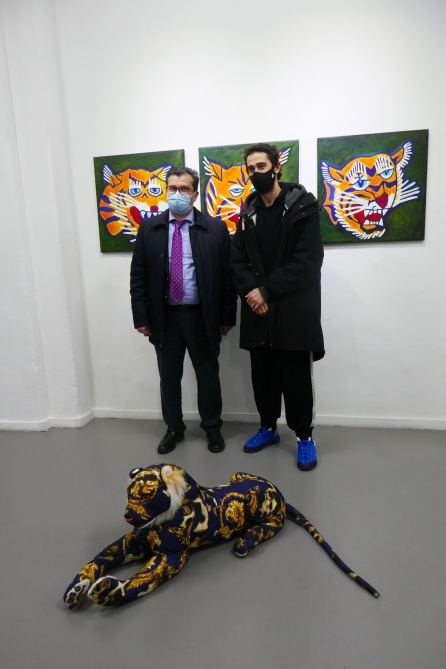 В Париже появились необычные азербайджанские тигры с закодированными символами (ФОТО)