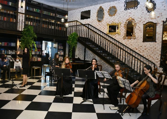 Музыка в окружении книг – концерт в Баку (ФОТО)