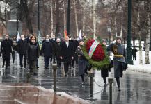 President Ilham Aliyev visits tomb of unknown soldier in Moscow (PHOTO/VIDEO)