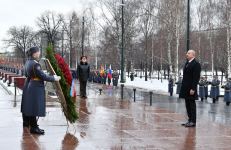 President Ilham Aliyev visits tomb of unknown soldier in Moscow (PHOTO/VIDEO)