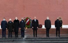 President Ilham Aliyev visits tomb of unknown soldier in Moscow (PHOTO/VIDEO)