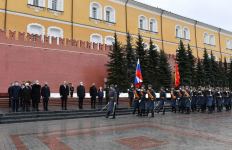 President Ilham Aliyev visits tomb of unknown soldier in Moscow (PHOTO/VIDEO)