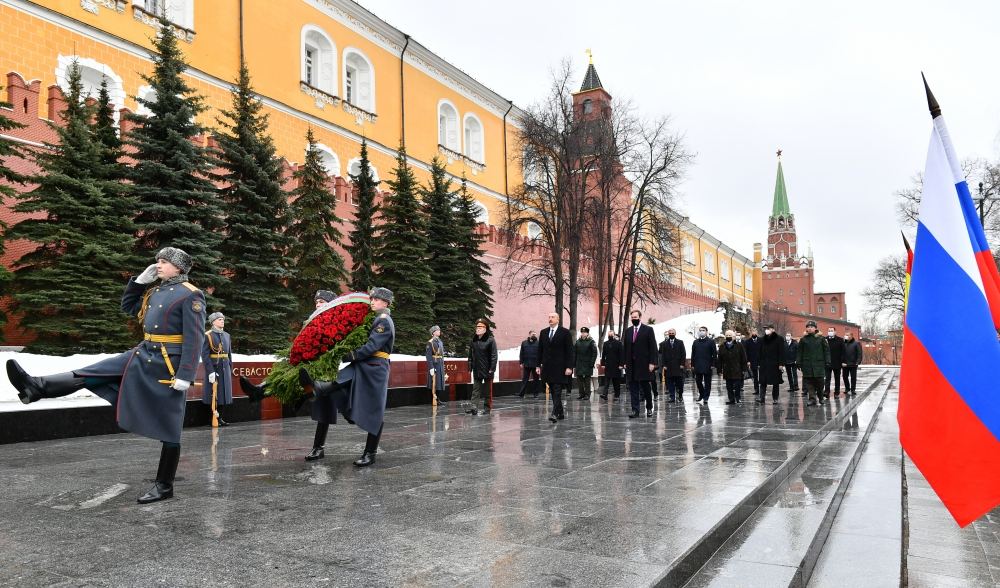 President Ilham Aliyev visits tomb of unknown soldier in Moscow (PHOTO/VIDEO)