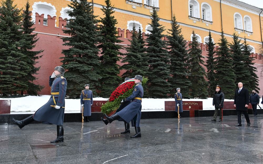 President Ilham Aliyev visits tomb of unknown soldier in Moscow (PHOTO/VIDEO)