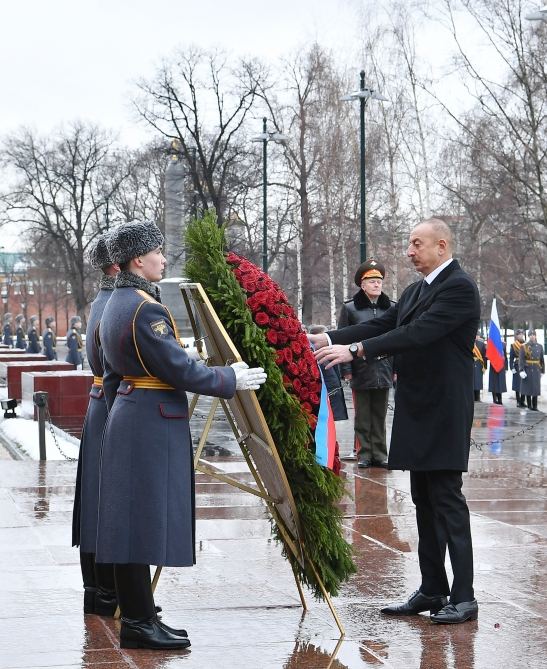 President Ilham Aliyev visits tomb of unknown soldier in Moscow (PHOTO/VIDEO)