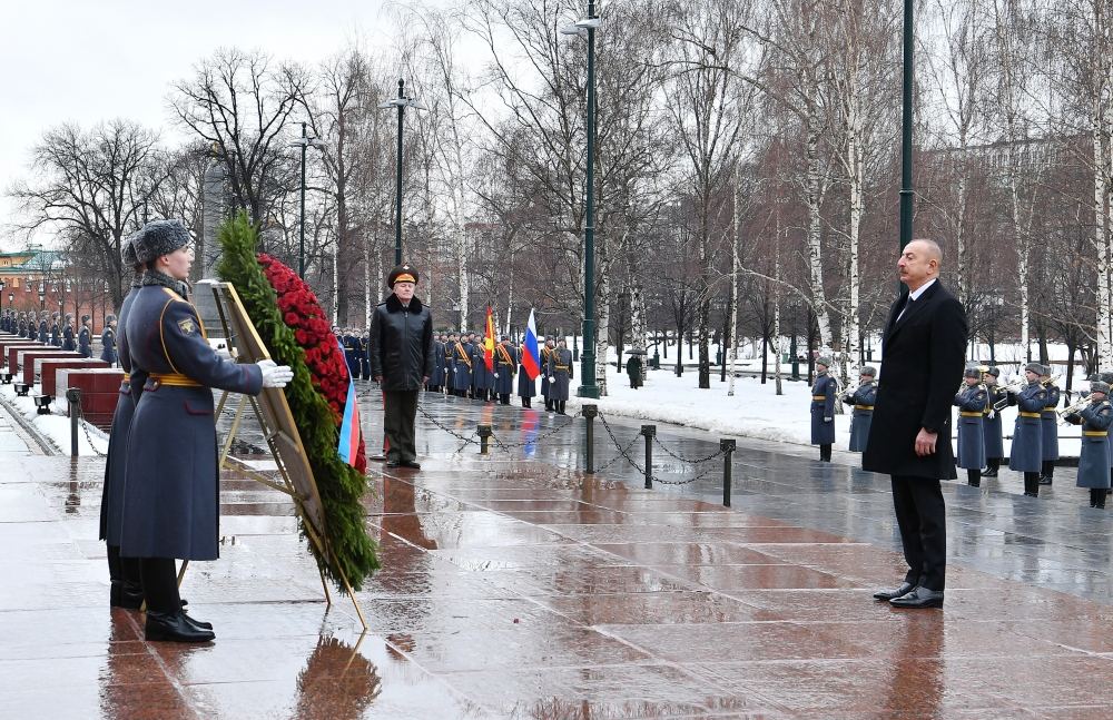 President Ilham Aliyev visits tomb of unknown soldier in Moscow (PHOTO/VIDEO)