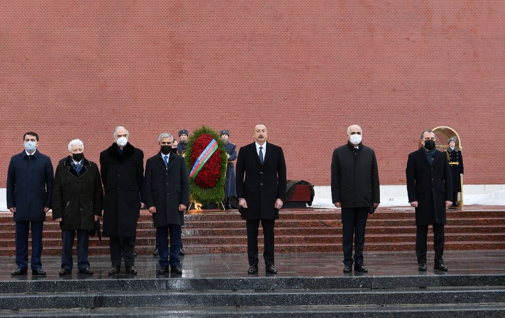 President Ilham Aliyev visits tomb of unknown soldier in Moscow (PHOTO/VIDEO)