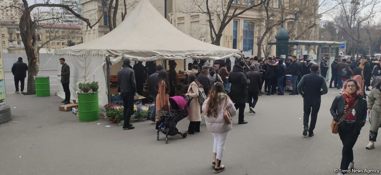 В Баку открылись торговые палатки в преддверии праздника Новруз (ФОТО)