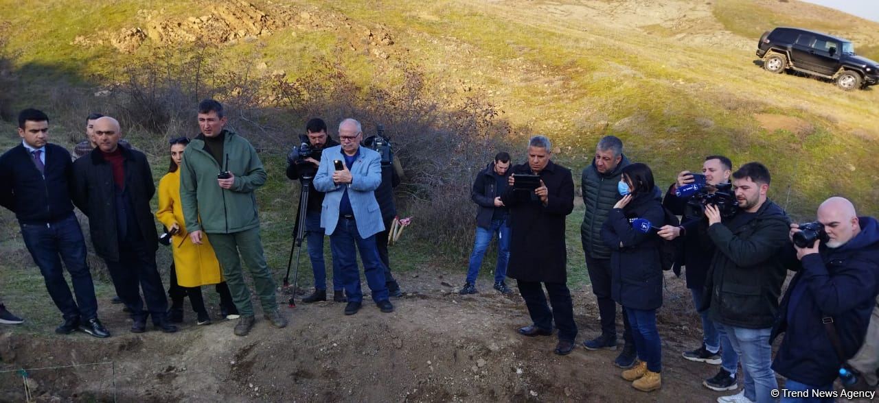 Представители зарубежных и местных СМИ находятся на месте массового захоронения в Ходжавендском районе (ФОТО)