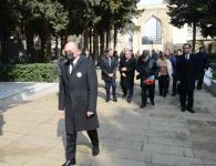 На I Аллее почетного захоронения в Баку проходит церемония прощания с народным артистом Азербайджана Алибабой Мамедовым (ФОТО)