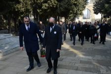 На I Аллее почетного захоронения в Баку проходит церемония прощания с народным артистом Азербайджана Алибабой Мамедовым (ФОТО)