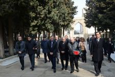 На I Аллее почетного захоронения в Баку проходит церемония прощания с народным артистом Азербайджана Алибабой Мамедовым (ФОТО)