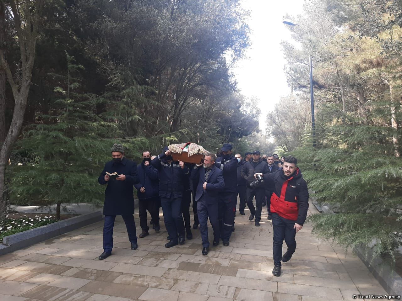 На I Аллее почетного захоронения в Баку проходит церемония прощания с народным артистом Азербайджана Алибабой Мамедовым (ФОТО)
