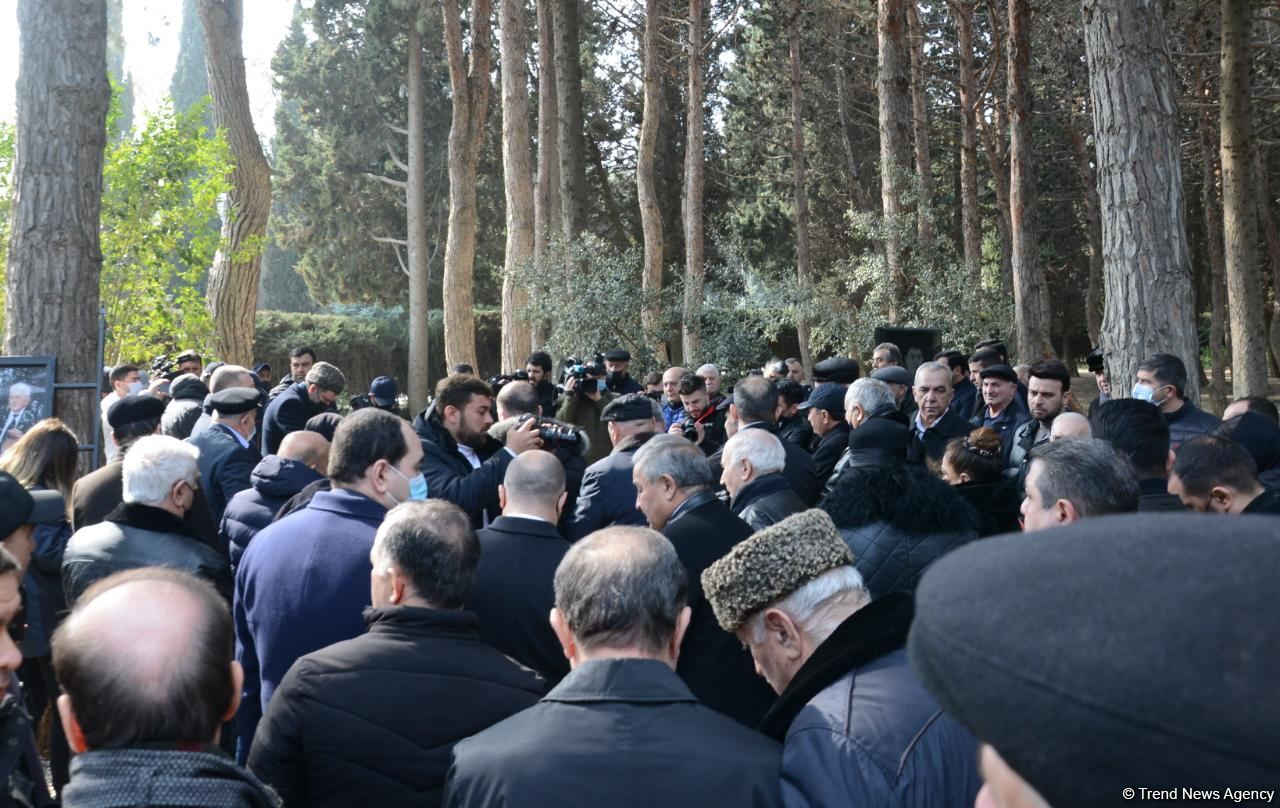 На I Аллее почетного захоронения в Баку проходит церемония прощания с народным артистом Азербайджана Алибабой Мамедовым (ФОТО)