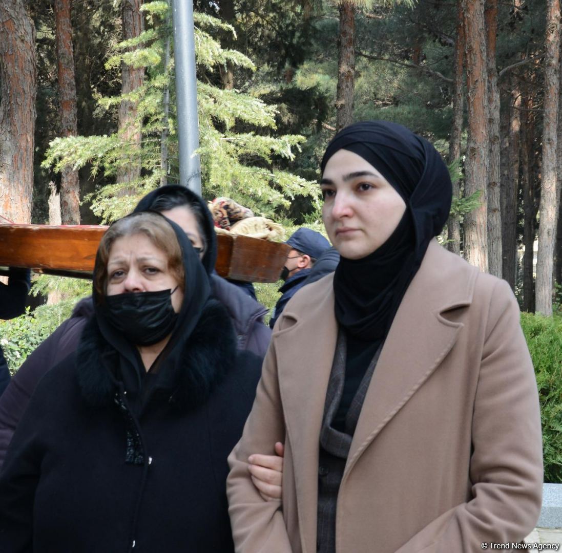 На I Аллее почетного захоронения в Баку проходит церемония прощания с народным артистом Азербайджана Алибабой Мамедовым (ФОТО)