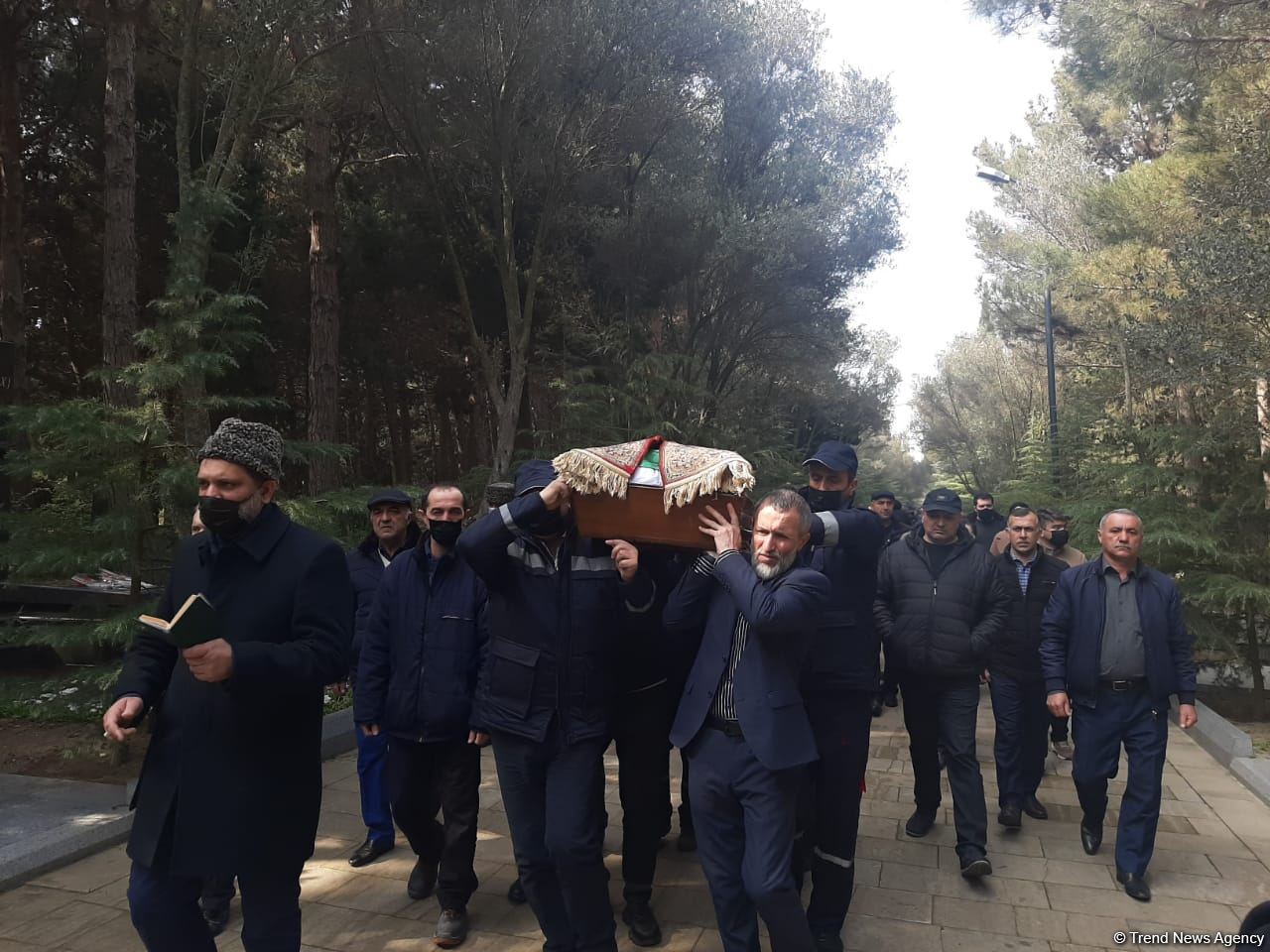 На I Аллее почетного захоронения в Баку проходит церемония прощания с народным артистом Азербайджана Алибабой Мамедовым (ФОТО)