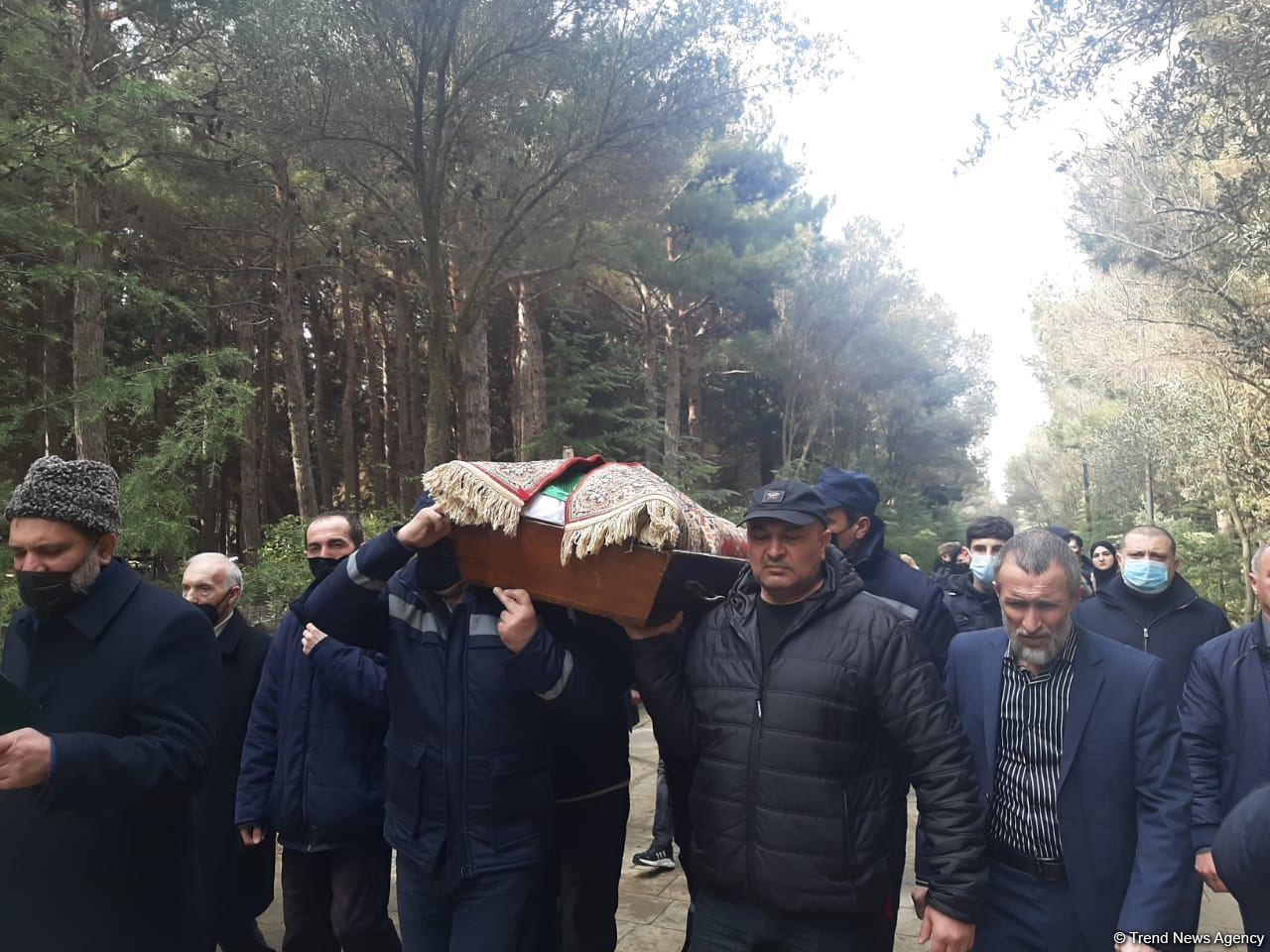 На I Аллее почетного захоронения в Баку проходит церемония прощания с народным артистом Азербайджана Алибабой Мамедовым (ФОТО)