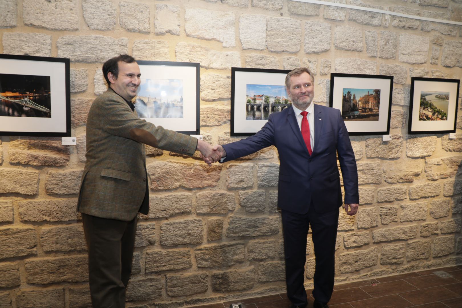 В Ичери шехер открылась экспозиция Bridges of Europe - по Худаферинскому мосту  в Европу (ФОТО)