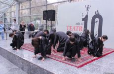 В Бакинском метро прошел красочный флешмоб, посвященный Дню национального театра (ВИДЕО,ФОТО)