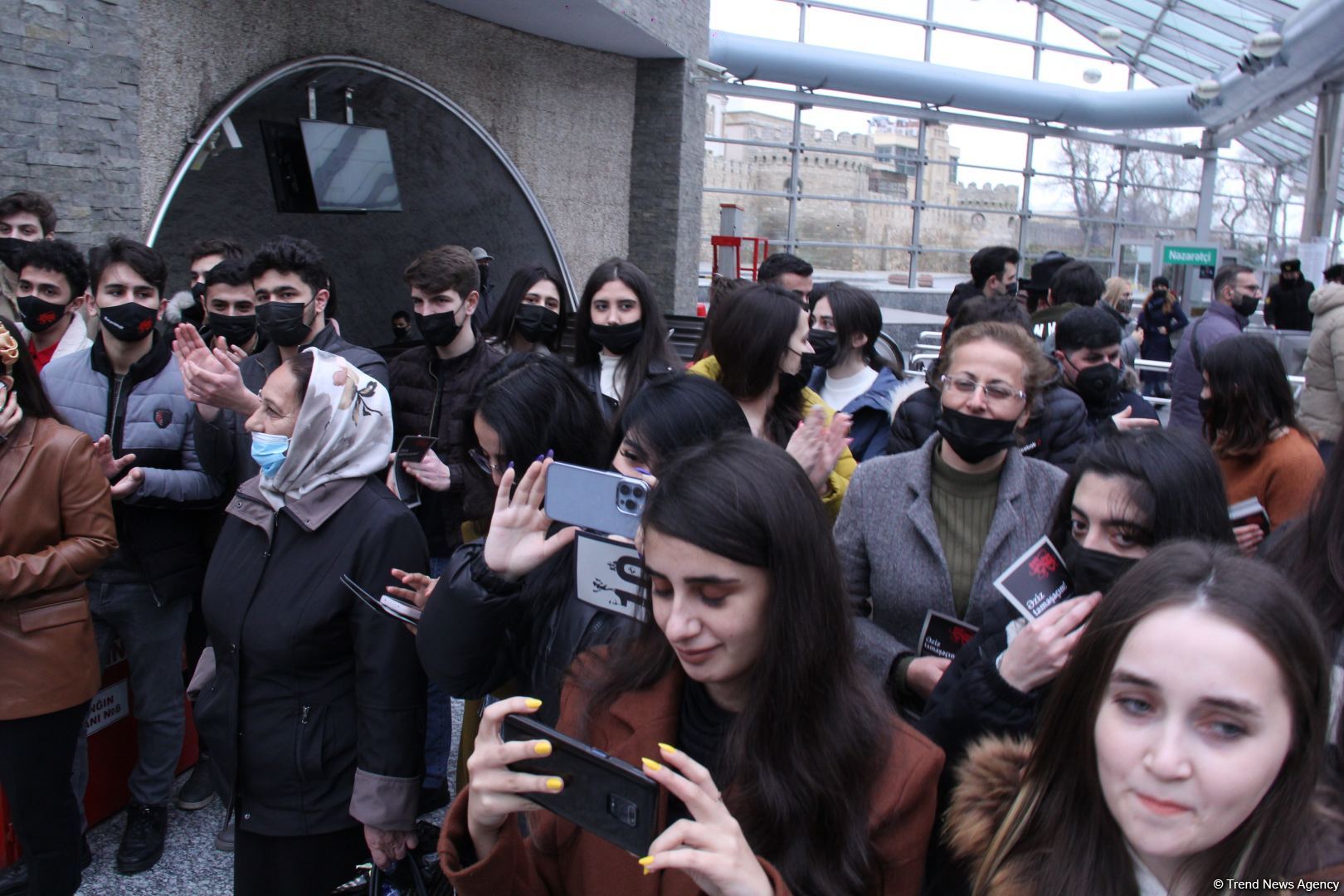 В Бакинском метро прошел красочный флешмоб, посвященный Дню национального театра (ВИДЕО,ФОТО)