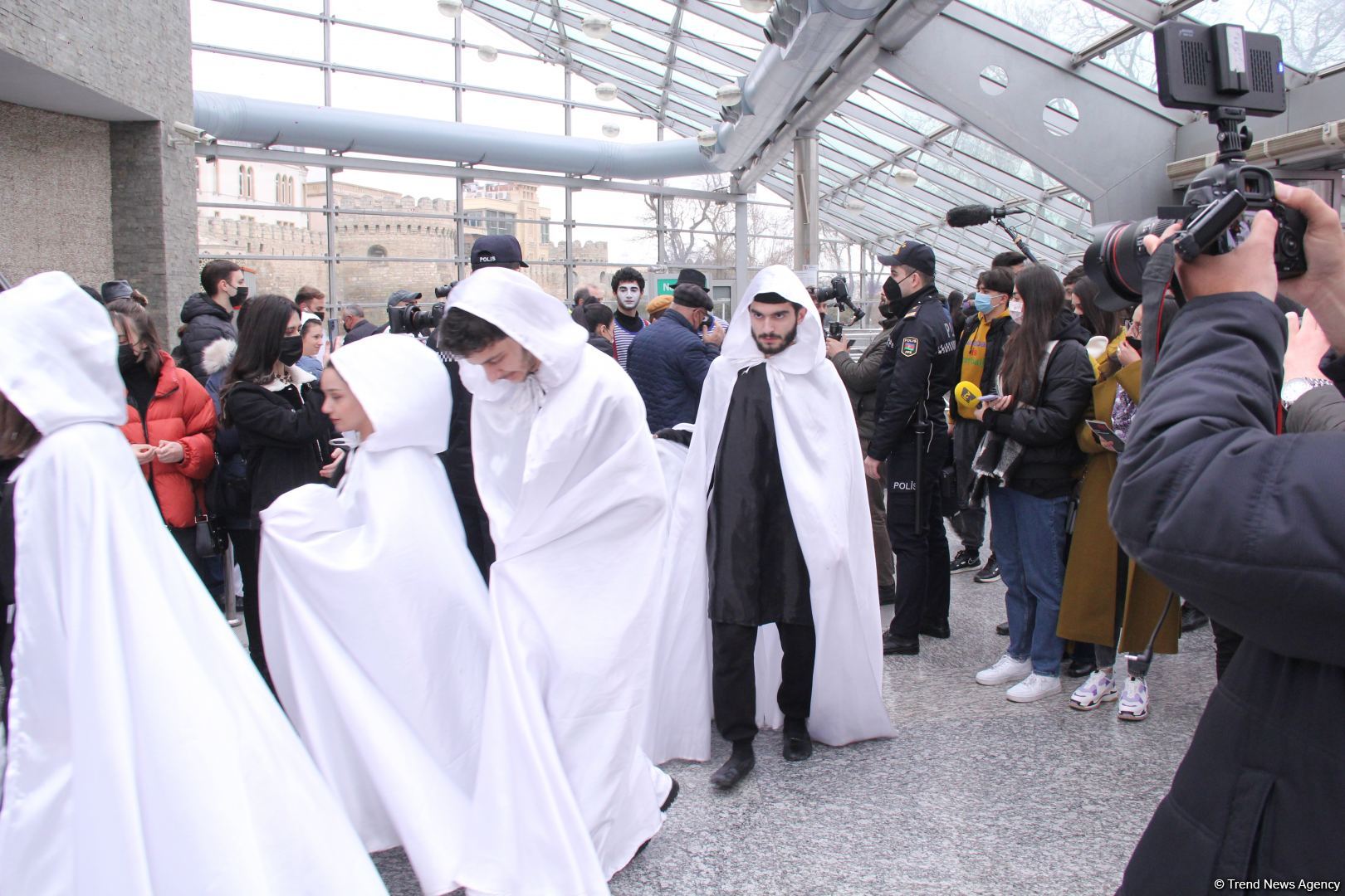 В Бакинском метро прошел красочный флешмоб, посвященный Дню национального театра (ВИДЕО,ФОТО)