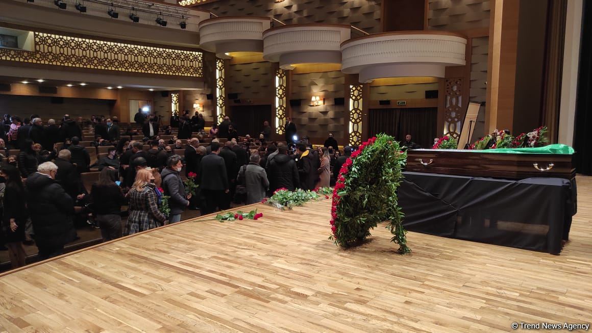 В Баку проходит церемония прощания с видным кинодраматургом Рустамом Ибрагимбековым (ФОТО/ВИДЕО)