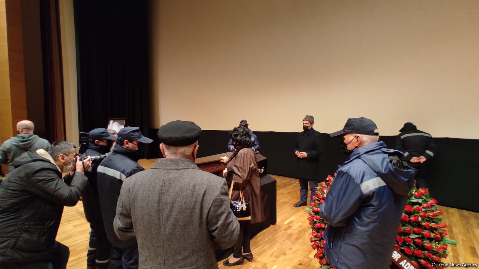 В Баку проходит церемония прощания с видным кинодраматургом Рустамом Ибрагимбековым (ФОТО/ВИДЕО)