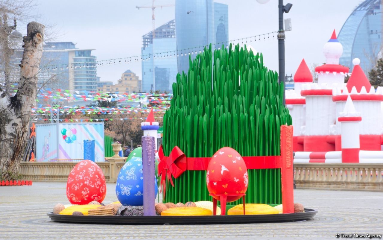 Праздничное настроение Новруза на улицах Баку (ФОТОРЕПОРТАЖ)