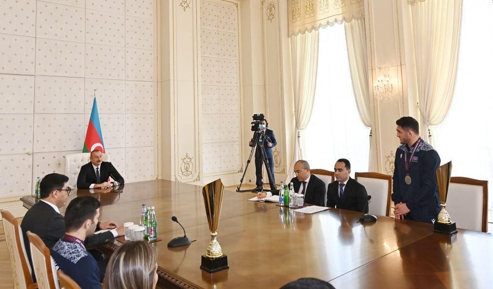 Президент Ильхам Алиев принял членов сборной Азербайджана, участвовавших в чемпионате Европы по борьбе в Венгрии  (ФОТО/ВИДЕО)