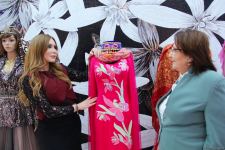 Фахрия Халафова представила коллекцию "Харыбюльбюль в расцветающем Карабахе", посвященную Году города Шуша (ФОТО)