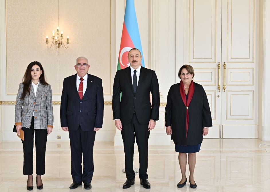 Президент Ильхам Алиев принял верительные грамоты новоназначенного посла Кубы в Азербайджане (ФОТО/ВИДЕО)