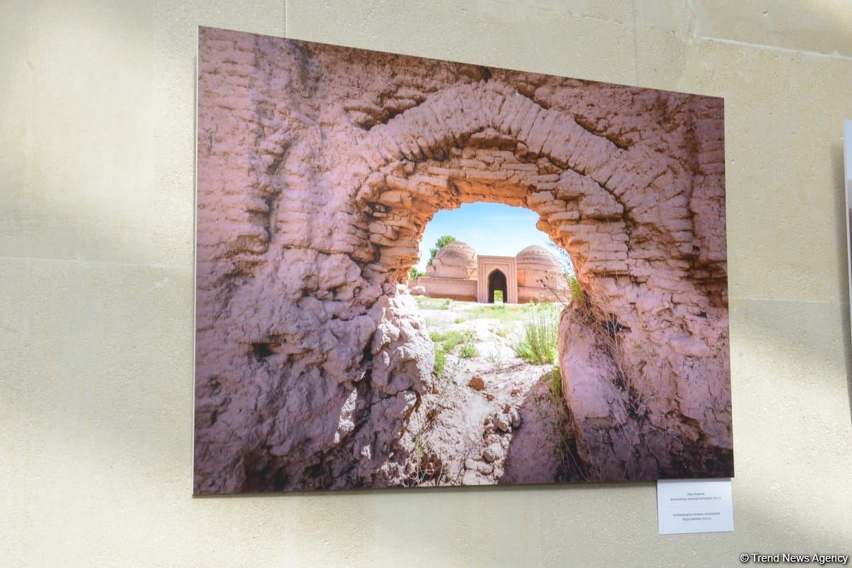 В Бакинском доме фотографии открылась выставка "Таджикистан – страна горных вершин и золотых озер" (ФОТО)